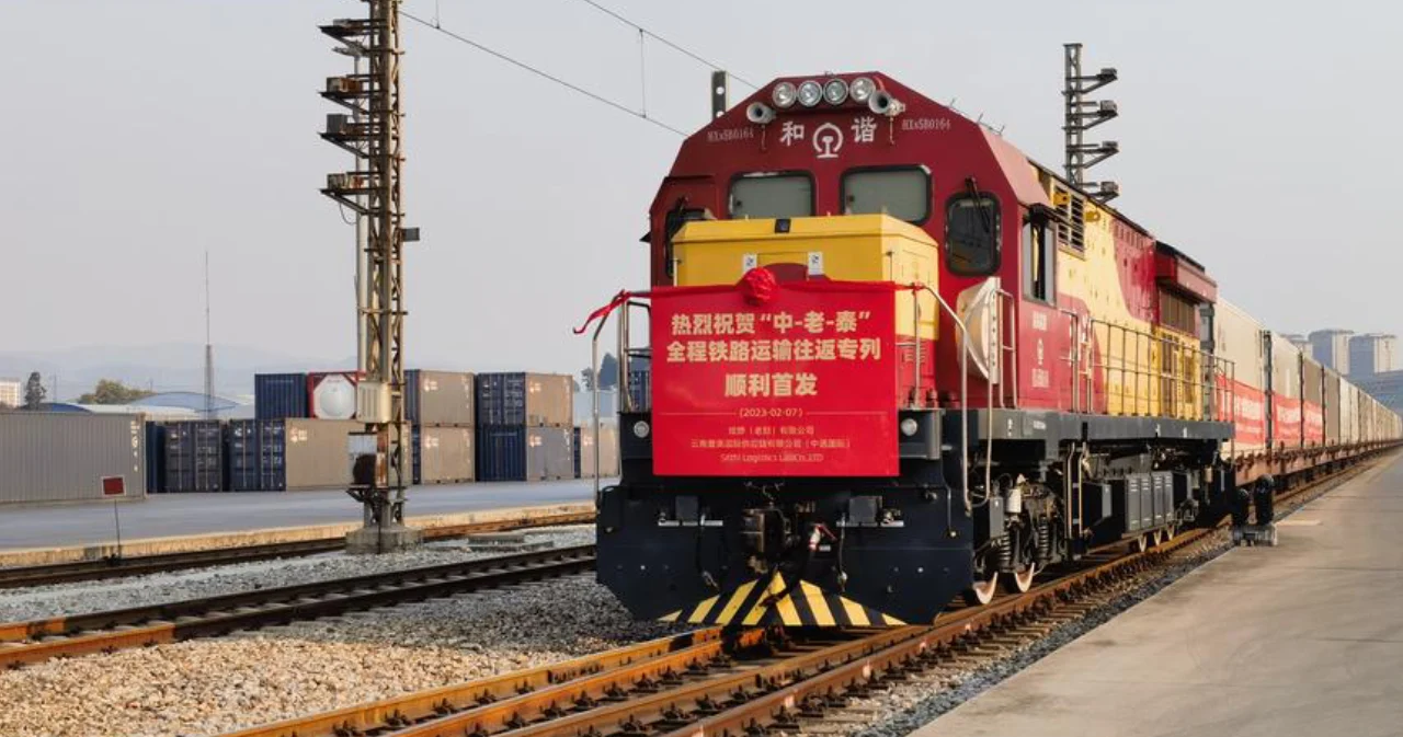 จีนเปิดรถไฟสินค้า ‘จีน-ลาว-ไทย’ ประเดิมเที่ยวแรกขนผัก 280 ตันเข้าไทย ขากลับขนลำไย-ทุเรียนไทยกลับจีน