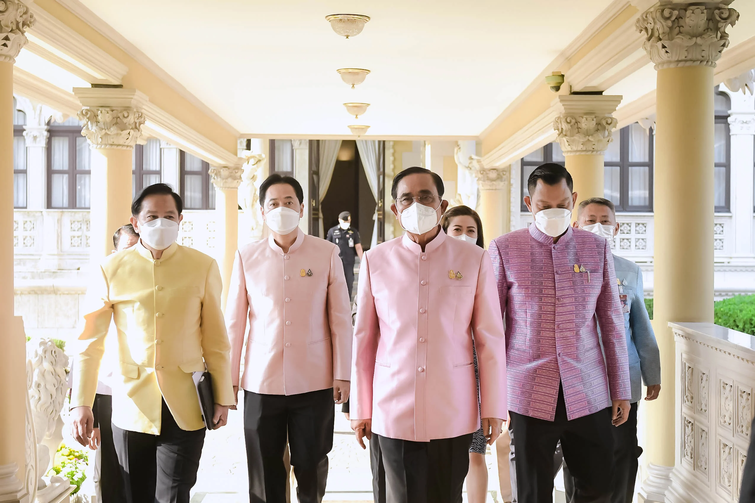 ประชุม ครม.วันวาเลนไทน์ พล.อ.ประยุทธ์ สวมเสื้อสีชมพูสดใส ขณะที่พล.อ.ประวิตร ลากิจไม่แจ้งเหตุผล