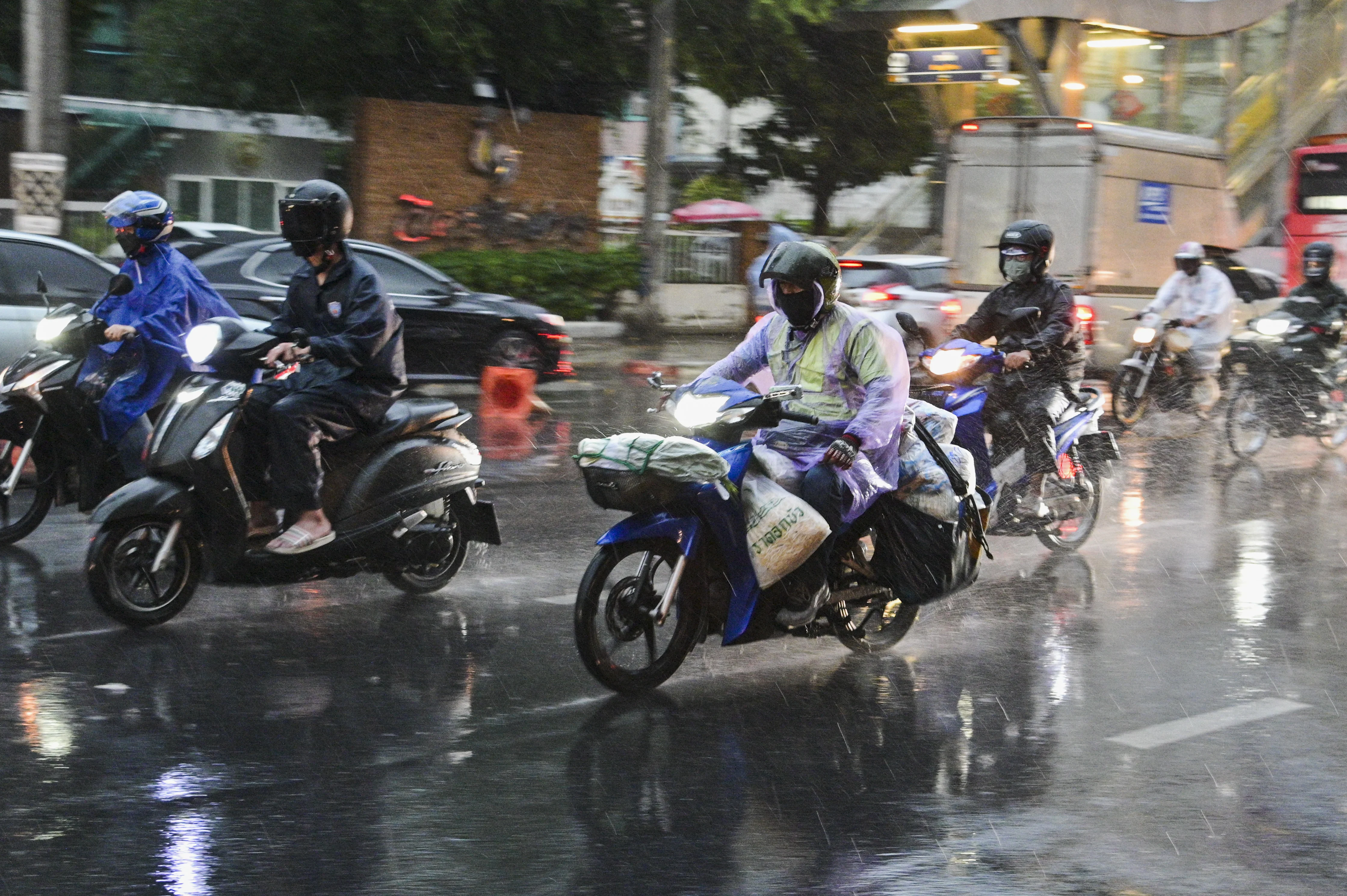 กรมอุตุฯ เตือน 12 จังหวัด ระวังพายุฤดูร้อนฝนตก-ลมแรง ช่วงวันที่ 16-17 ก.พ.นี้