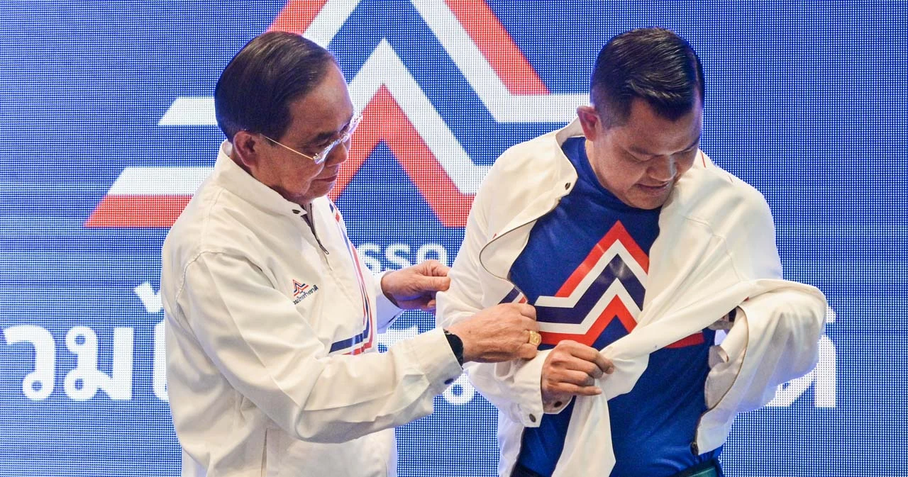 พล.อ.ประยุทธ์ ทำหน้าที่ครั้งแรก ปธ.บอร์ดฯ พรรครวมไทยสร้างชาติ สวมเสื้อให้ อดีต ส.ส. ที่ย้ายตามมา