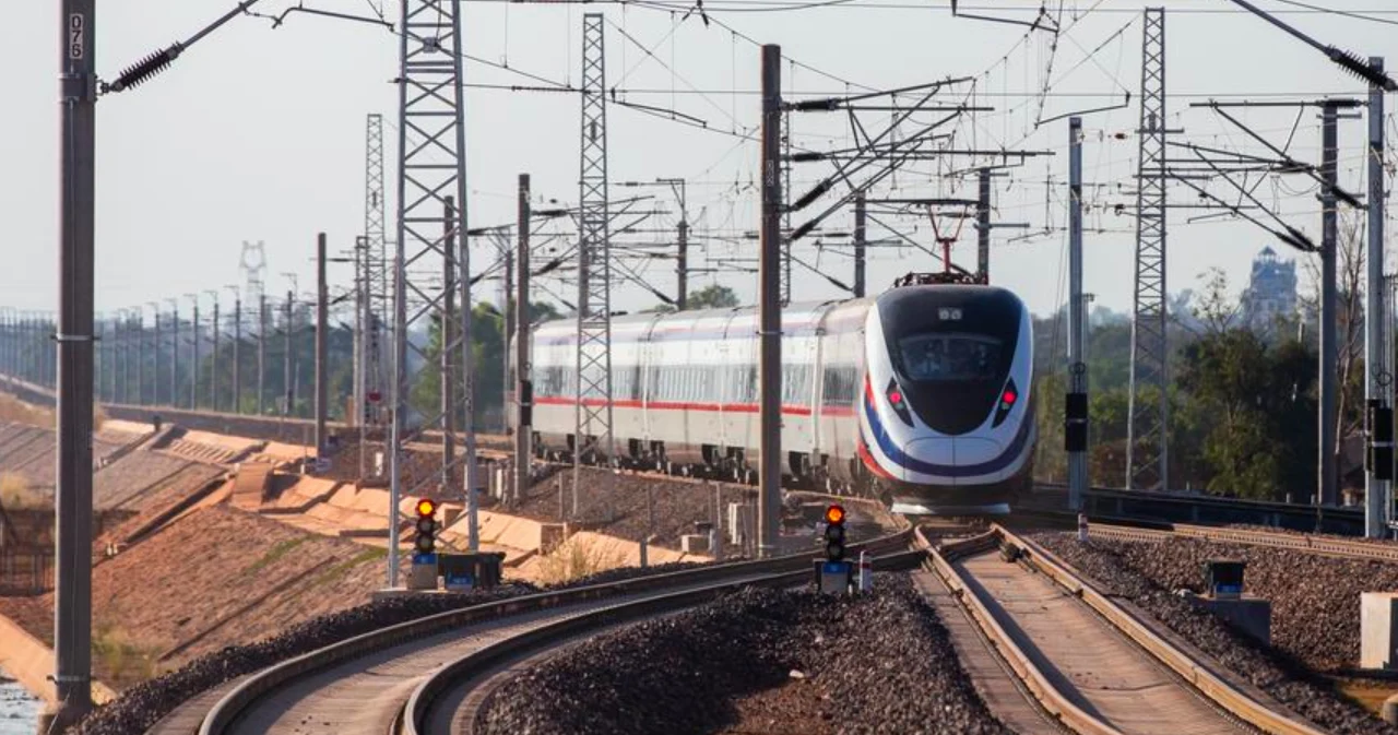 รถไฟจีน-ลาว ทำสถิติใหม่ รับผู้โดยสารกว่า 1 หมื่นคน ในวันเดียว
