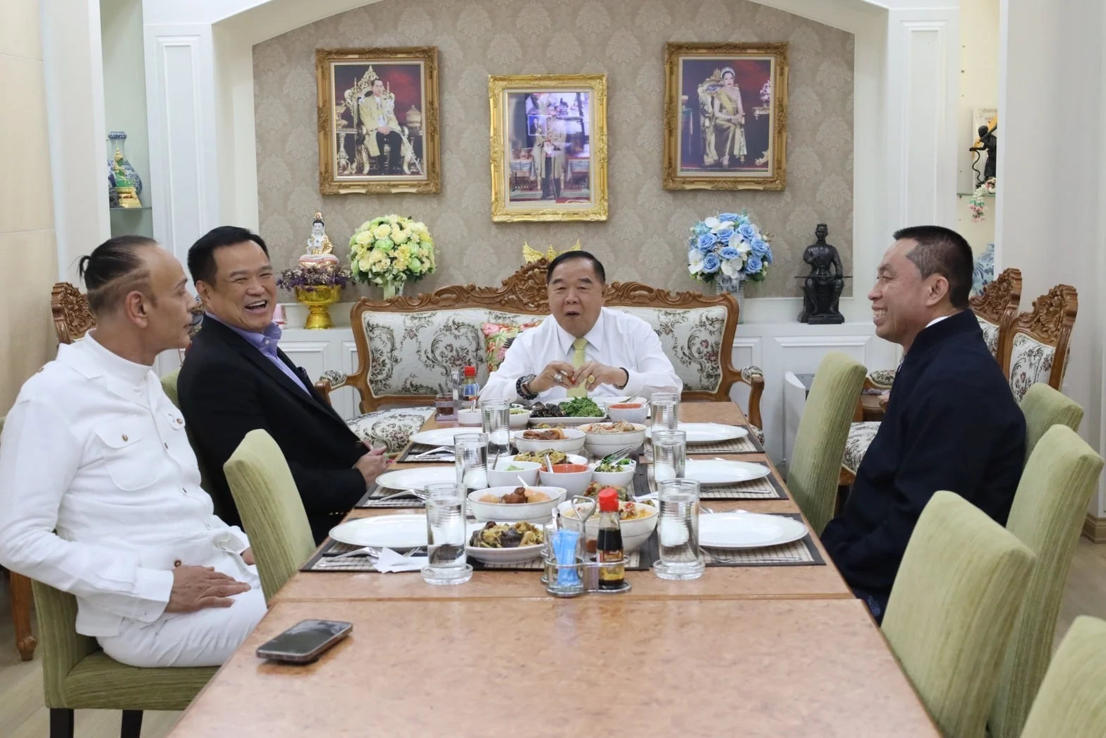 ภาพร่วมวงมื้อเที่ยงกับพล.อ.ประวิตร เป็นเหตุ ‘อนุทิน’ ปัดปล่อยภาพหวังขู่คู่แข่ง