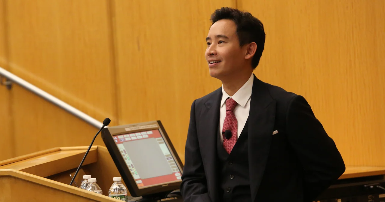 ‘พิธา’ บรรยายที่ ‘ฮาร์วาร์ด’ ชี้ปัญหาประชาธิปไตยถดถอยกำลังเป็นทั่วโลก
