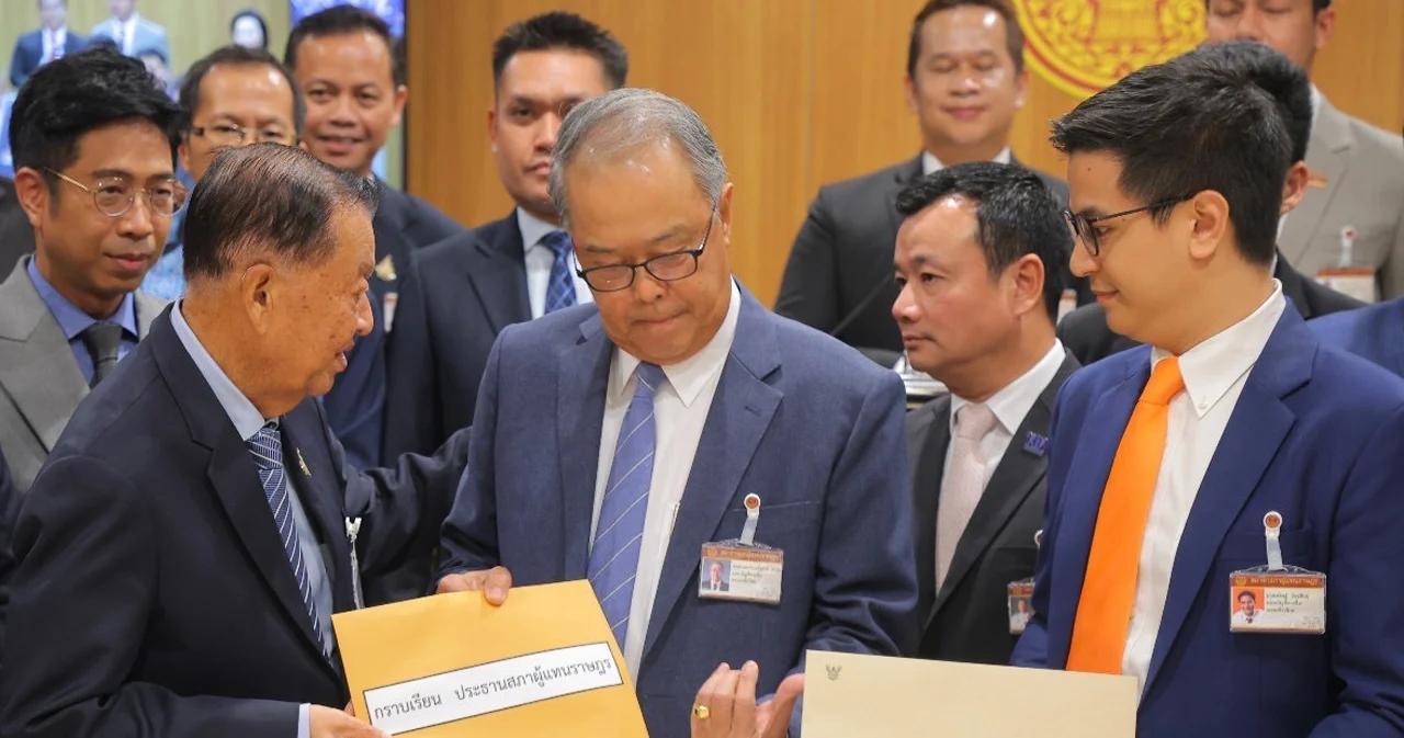 ‘เพื่อไทย-ก้าวไกล’ จับมือ ยื่นแก้ร่าง พ.ร.บ.ประชามติ แก้ปมเสียงข้างมาก 2 ชั้น