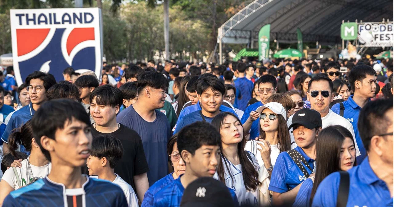แฟนบอลเนืองแน่น เชียร์ ‘ทีมชาติไทย’ พบ ‘เกาหลีใต้’ ที่สนามราชมังฯ