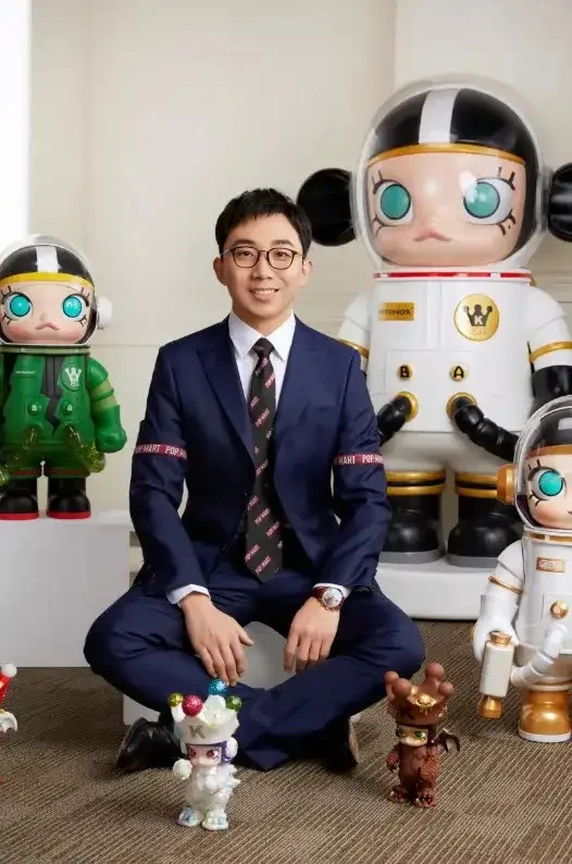 หวาง หนิง ผู้ก่อตั้ง POP MART กับเคล็ดลับขายของเล่นให้ผู้ใหญ่ ยอดถล่มทลายทั่วโลก