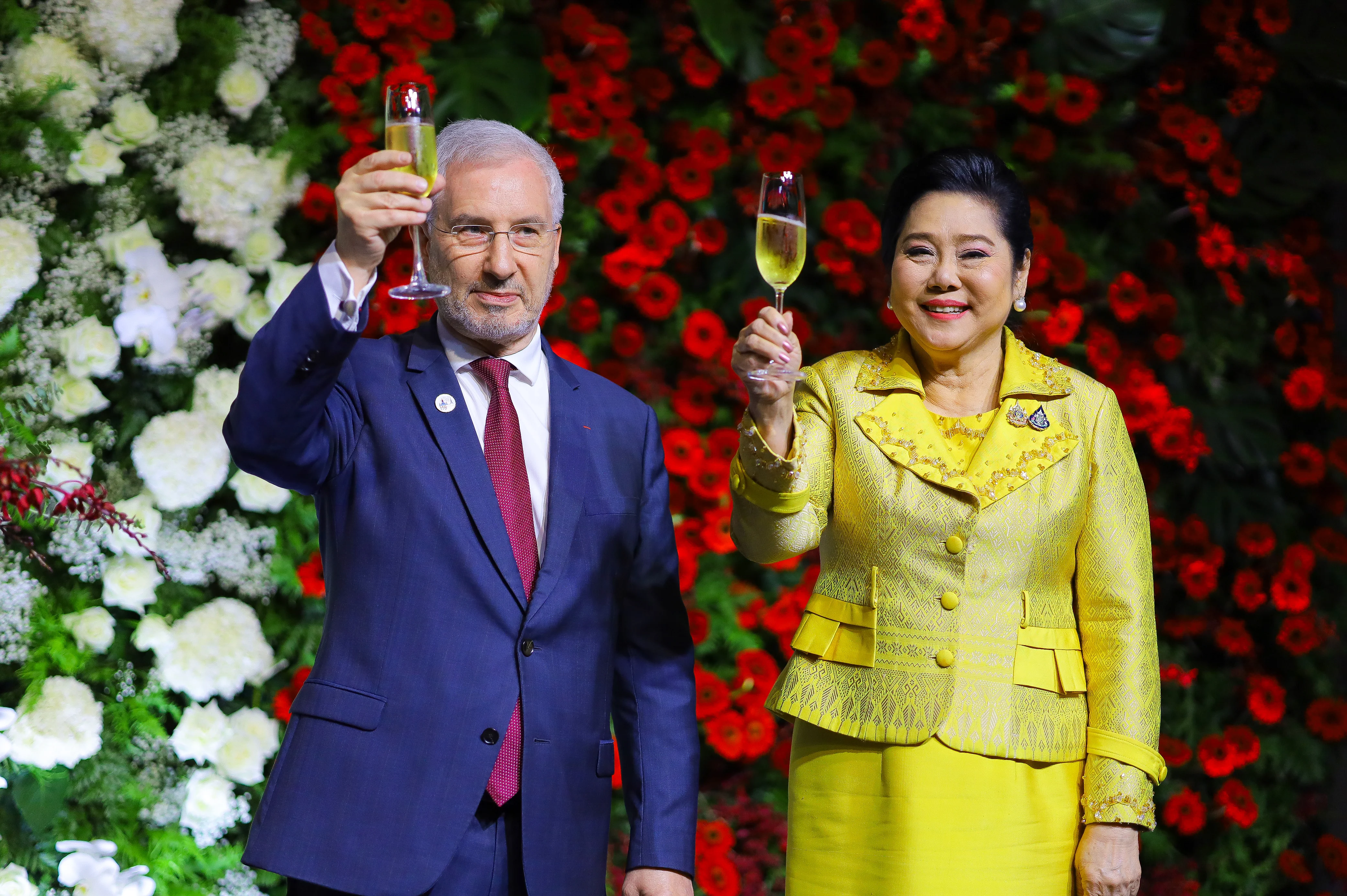 นายฌ็อง-โกลด ปวงเบิฟ (Jean-Claude Poimboeuf) เอกอัครราชทูตฝรั่งเศสประจำประเทศไทย พร้อมด้วย ดร.ลาลีวรรณ กาญจนจารี ผู้ช่วยรัฐมนตรีประจำกระทรวงการต่างประเทศ