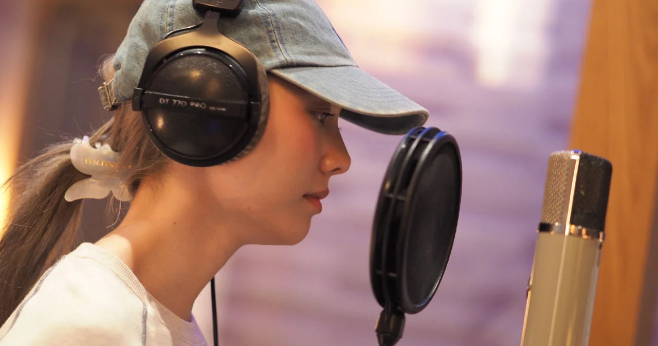 “ฟังเพลงนี้ครั้งแรกก็ชอบเลย…” ออม กรณ์นภัส ส่งซิงเกิลเดี่ยวครั้งแรก ระยะไกลของดวงจันทร์