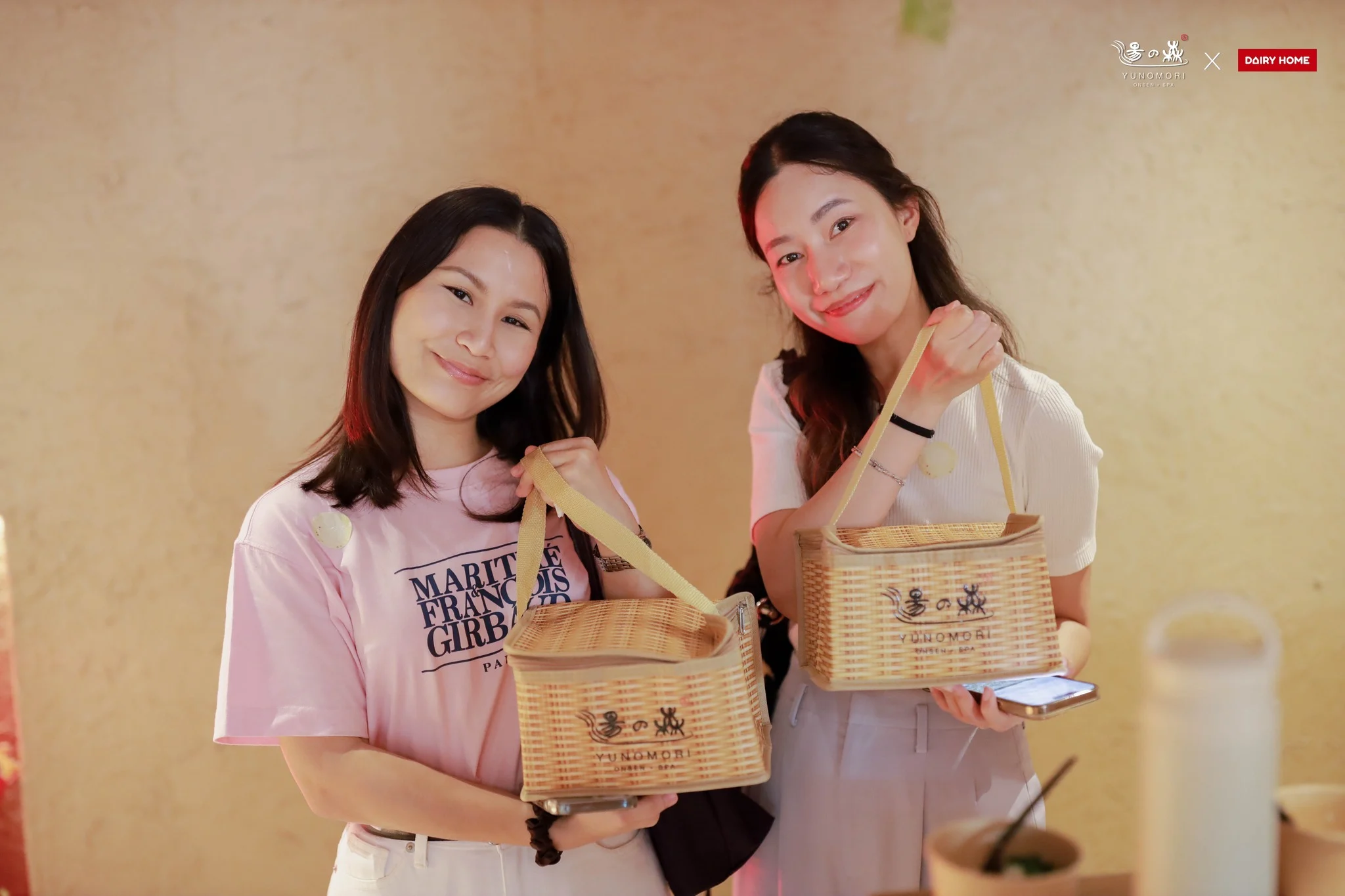 รับของที่ระลึกสุดพิเศษ: ขวดนมออร์แกนิกแช่เย็น ถุงเก็บความเย็นดีไซน์ Yunomori และบัตรเข้าใช้บริการออนเซ็นฟรี