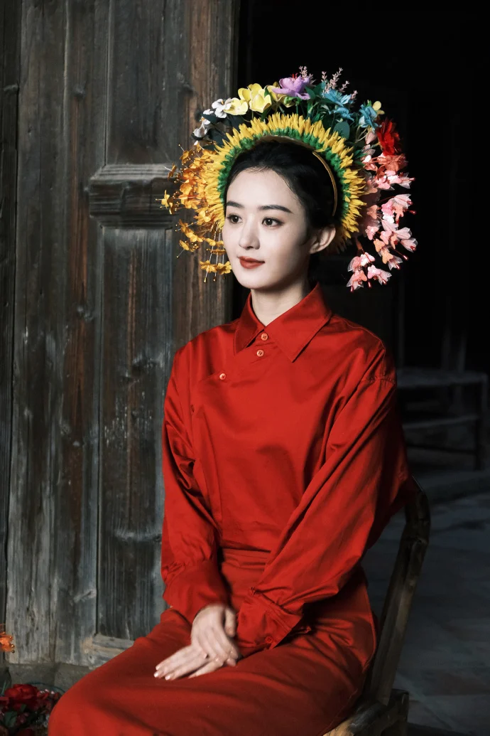 จ้าว ลี่อิ่ง (Zhao Liying) สวมใส่ ‘มงกุฎดอกไม้’