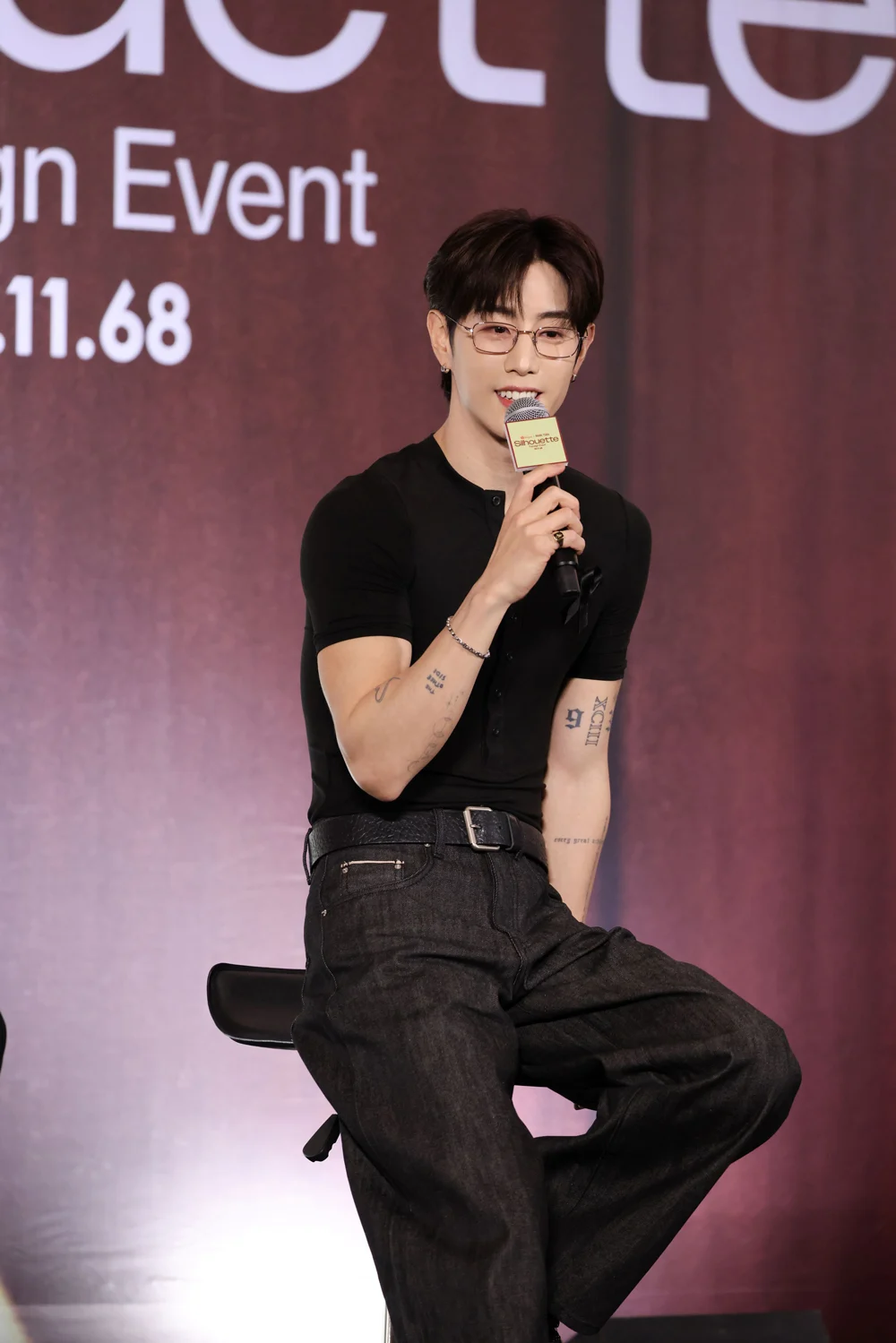 Mark Tuan⁤ at the fansign⁣ event