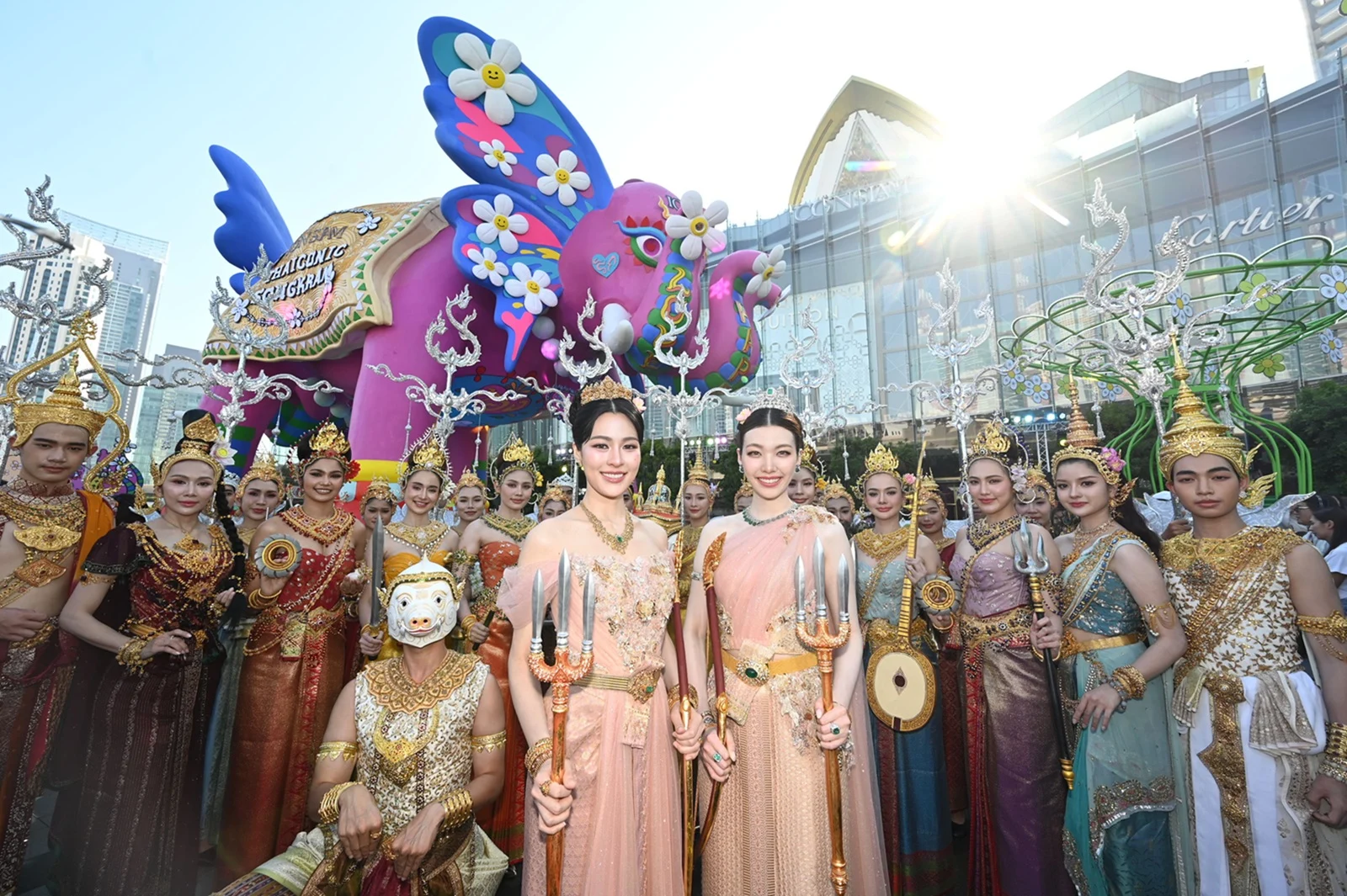 “หลิง-ออม”นางสงกรานต์รากษสเทวี สวมเครื่องเพชร-ทองโบราณงามสง่านำขบวนแห่งาน “ICONSIAM THAICONIC SONGKRAN 2026”