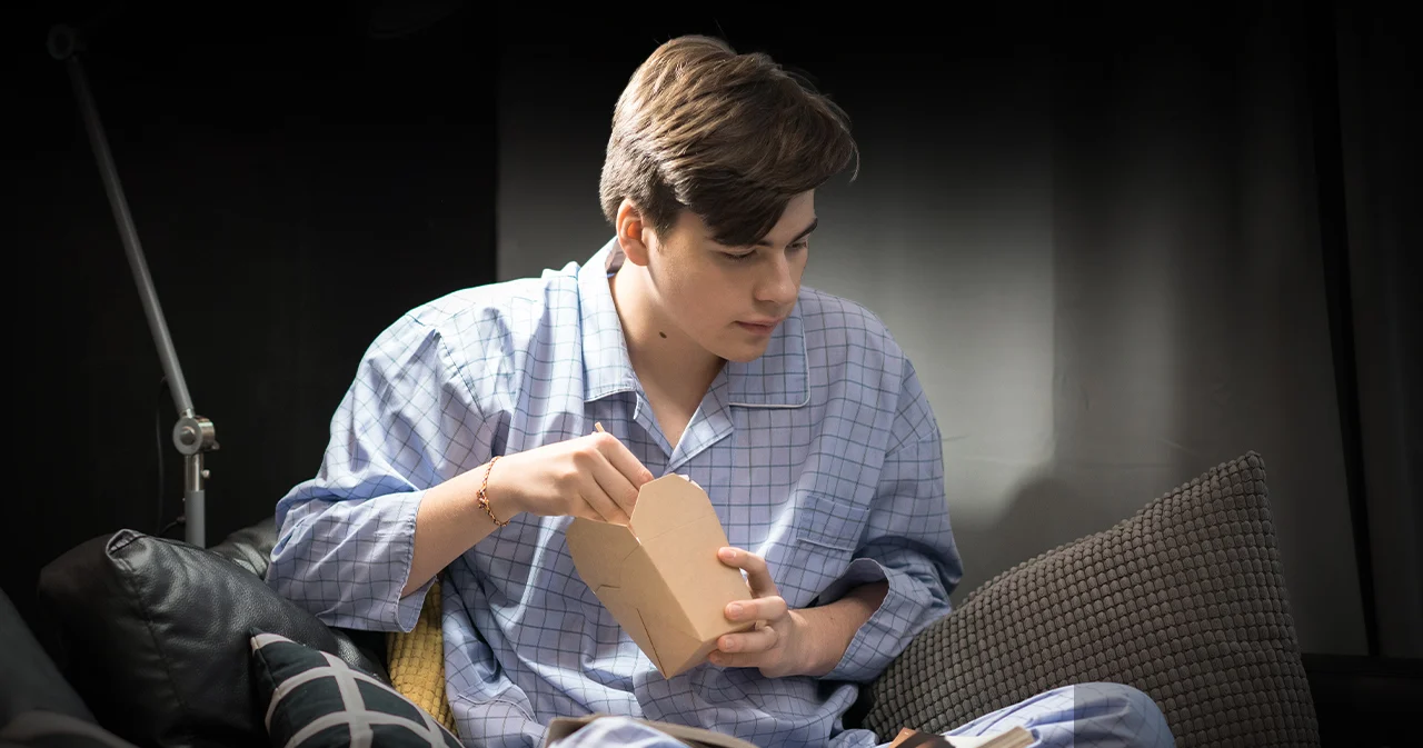 พิษค่าครองชีพลามอังกฤษ สถิติเผยคนรุ่นใหม่ เลือกอยู่กับพ่อแม่เพื่อเซฟเงิน