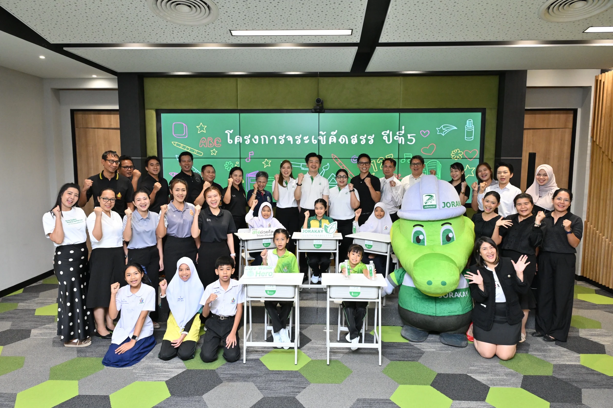 จระเข้ คอร์ปอเรชั่น สานต่อภารกิจชุบชีวิต “ขยะพลาสติก” เป็น “ชุดโต๊ะเรียนเพื่อน้อง” เปิดโมเดล Zero Waste